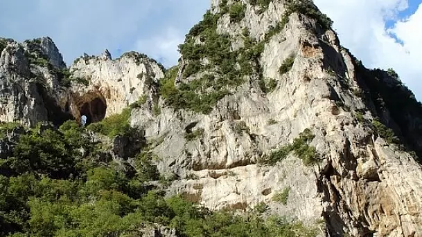 tour speleologico delle grotte di frasassi