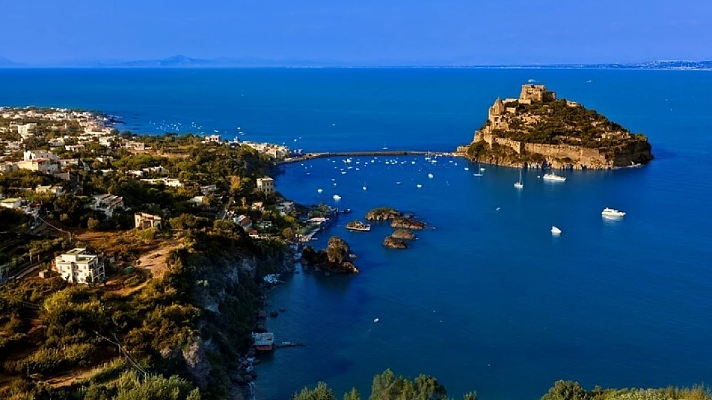 le 5 spiagge di ischia più belle e amate dai turisti