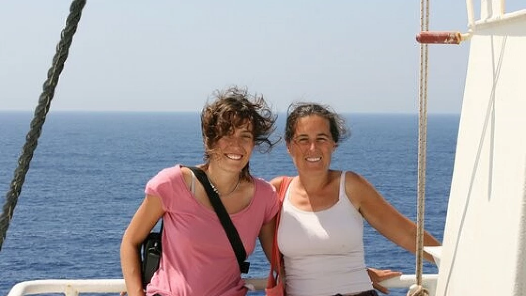 due ragazze e un cargo