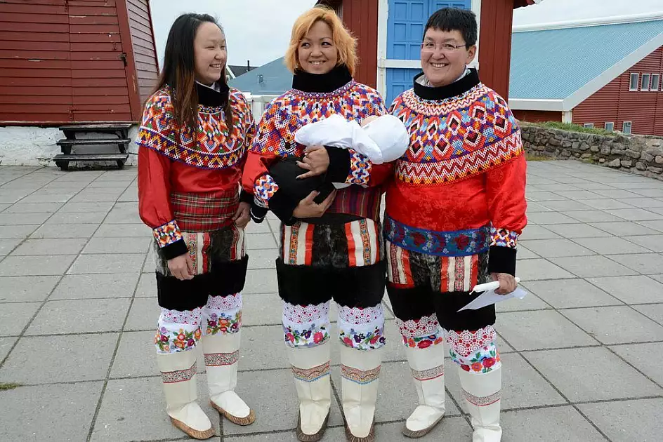 donne inuit in costume tipico