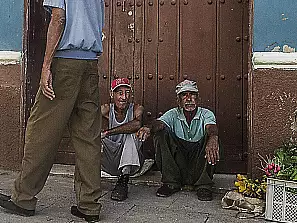 trinidad. due contadini vendono frutta e verdura in strada