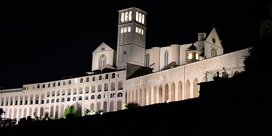 assisi: la basilica di san francesco in notturna