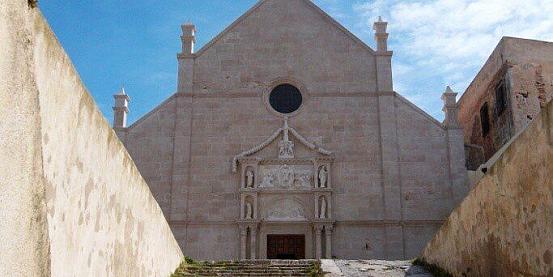 Isola di San Nicola. La facciata della Chiesa di Santa Maria a Mare