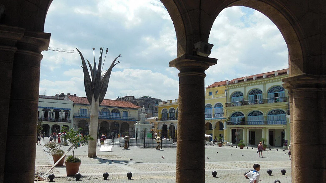 in crociera a l'avana, volutamente trasandata