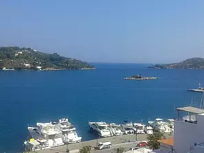 il porto di skyathos visto dal terrazzo della pensione babis 2