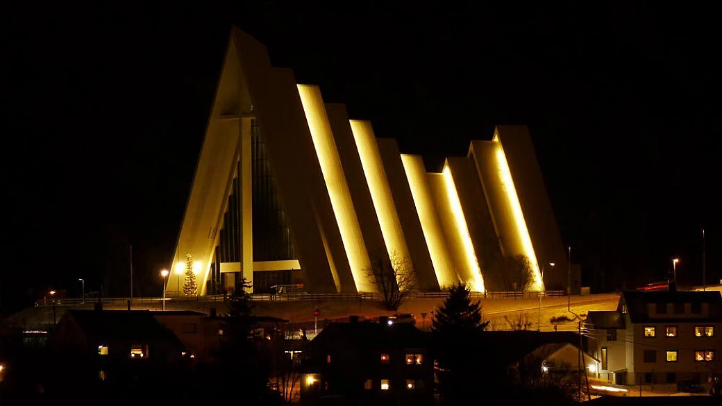 aurora boreale e notte di mezzogiorno a tromso
