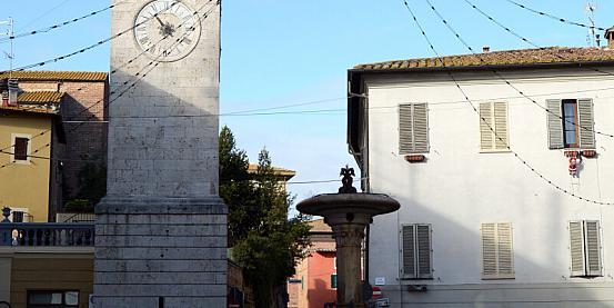 chiusi: piazza xx settembre con la torre dell'orologio