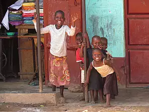 bambini in festa lungo le strade d'uganda