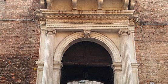 il portale del palazzo costabili-trotti in via cairoli a ferrara di una visita insolita alla città degli estensi