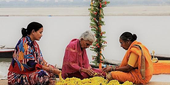Preparazione di collane di fiori sul Gange
