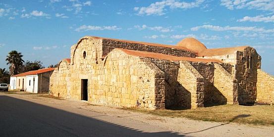 chiesa di san giovanni di sinis, a poche centinaia di metri dalle rovine di tharros, presso cabras.