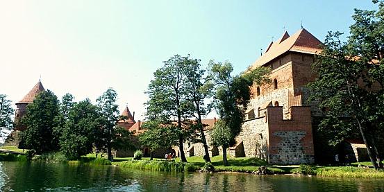 il castello di trakai visto dal lago