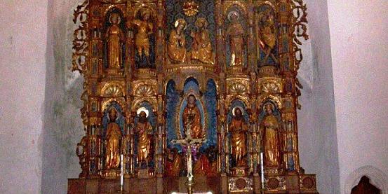 Interno della Chiesa di Santa Maria a Mare a San Nicola. Polittico sull’altar maggiore.