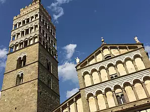 il campanile e la cattedrale di pistoia