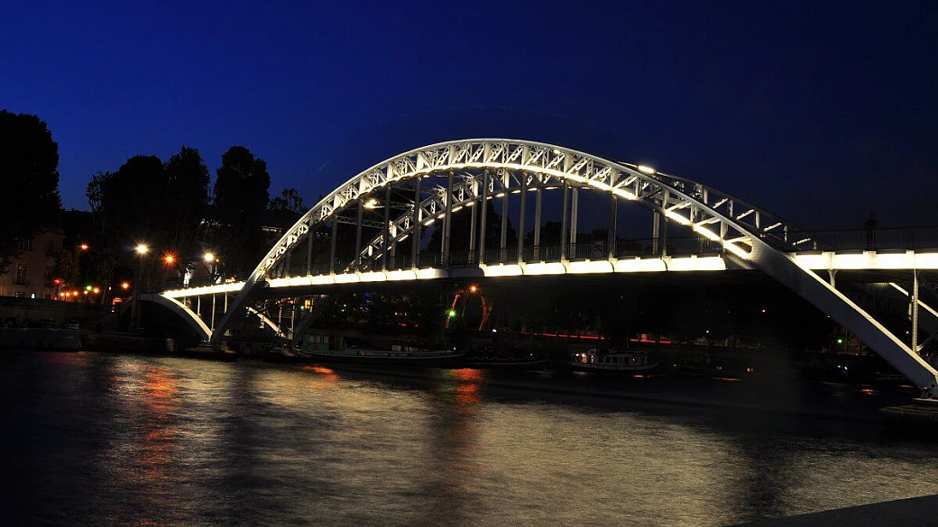parigi col passeggino di e bimbo al seguito