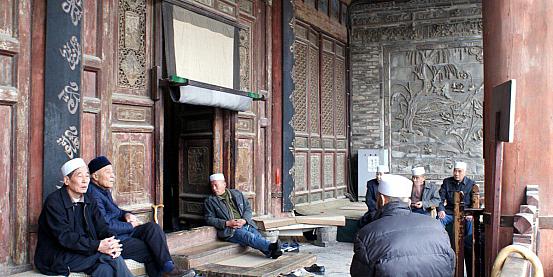 chiacchiere all'ingresso della moschea