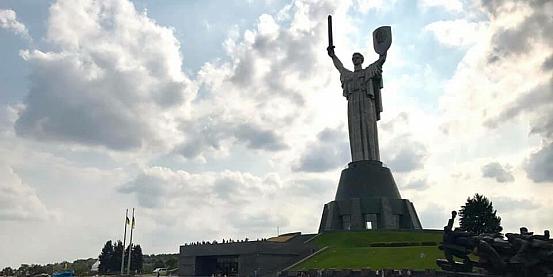 la statua della madre patria a kiev