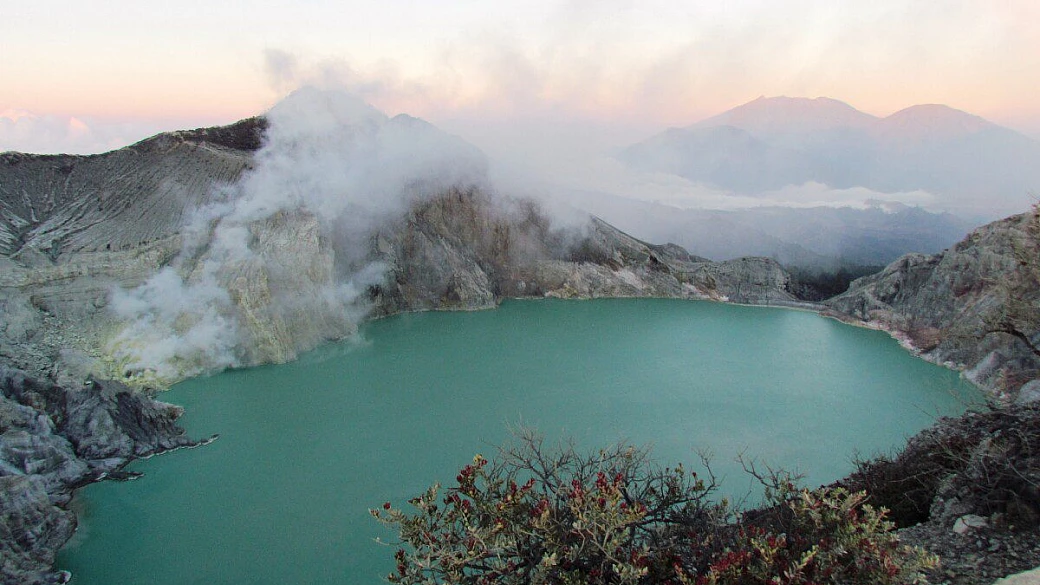 indonesia: l'incontro dei vulcani con il mare