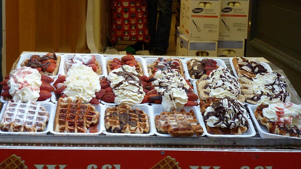 un morso ad un waffel ed uno alla storia