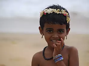 bambina sulla spiaggia a kovalam