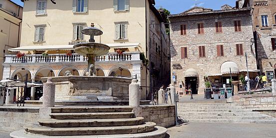 Assisi: Piazza del Comune