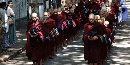 la processione dei monaci