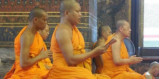 monaci in preghiera presso wat pho