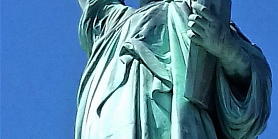 Ai piedi della Statua della Libertà NY
