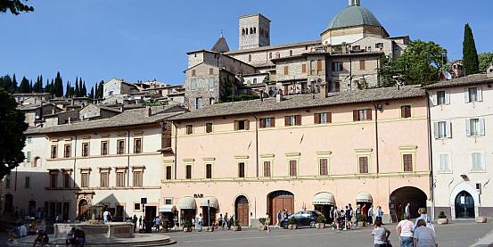 Assisi: Piazza Santa Chiara