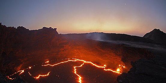 Spettacolare visione notturna della caldera del vulcano Erta Ale