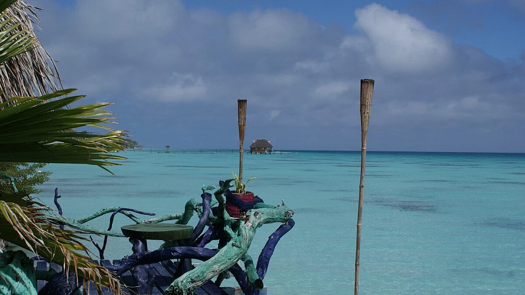 polinesia con zaino in spalla