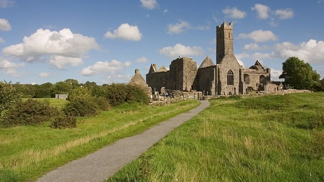 lungo ponte tra le nuvole