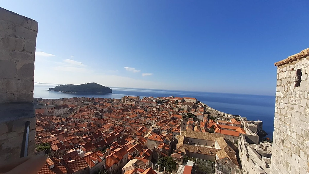 la città che ha ispirato game of thrones è una delle destinazioni vista mare più belle dell'adriatico