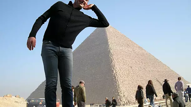 vi assicuro che non è un fotomaontaggio, e una vera posa davanti alla piramide