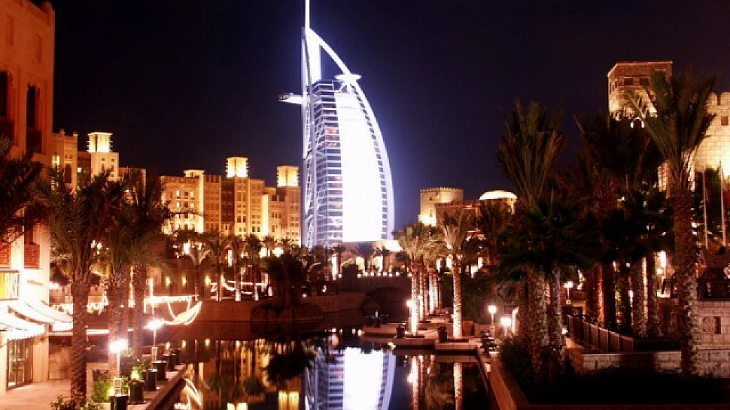 dubai, دبيّ una cattedrale emh... moschea nel deserto