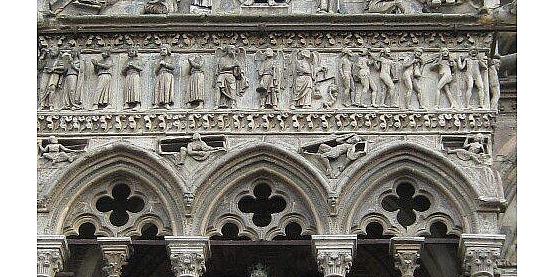 una parte della facciata della cattedrale di ferrara