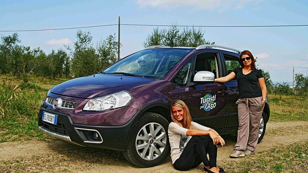 tre donne sui colli senesi, a bordo di fiat sedici