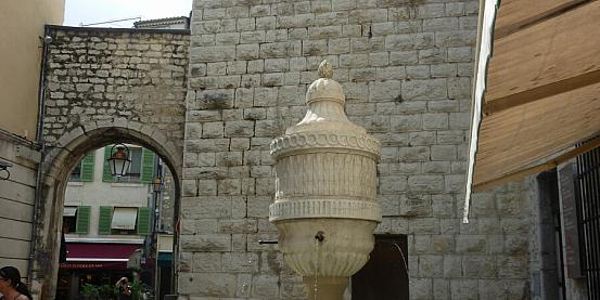 place du peyra e la sua fontana a forma di urna risalente al 1822