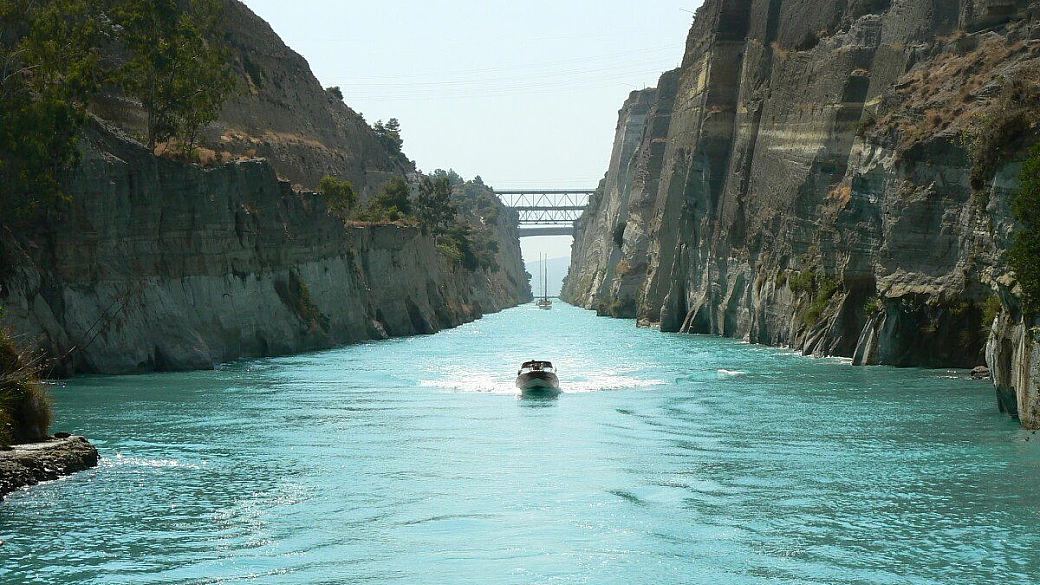 la millenaria atene e la ventosa santorini