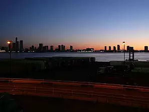 l'alba sulla baia di tokyo