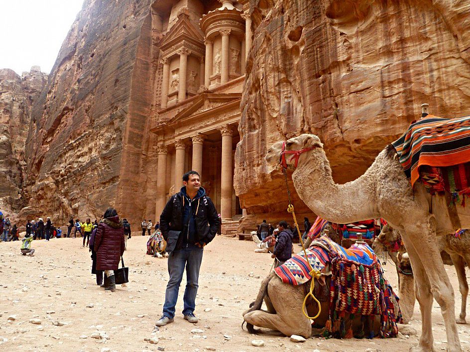 deserto, cammelli e fasti del passato, petra, giordania