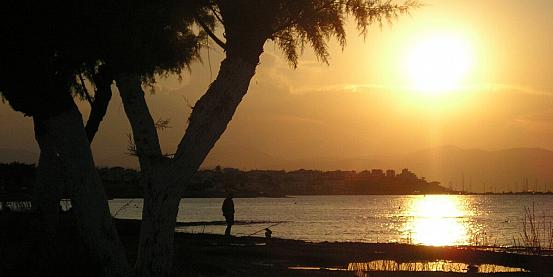 tramonto sull'isola di angistri, grecia