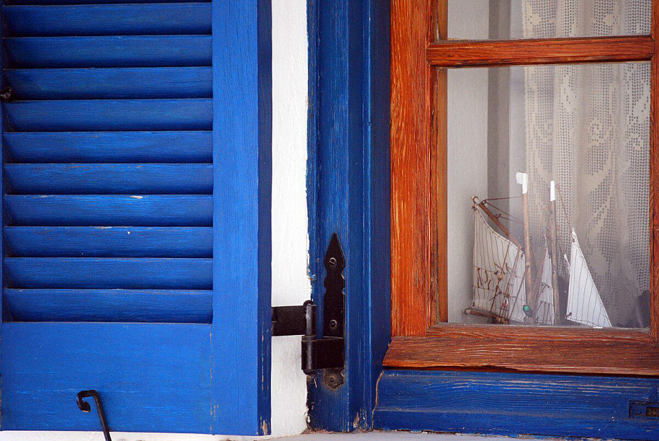 tipica finestra dell'isola di paros