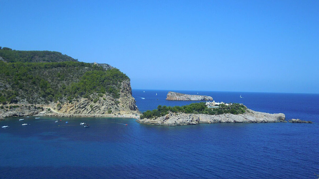 ibiza: mare, divertimento e paesaggi bucolici