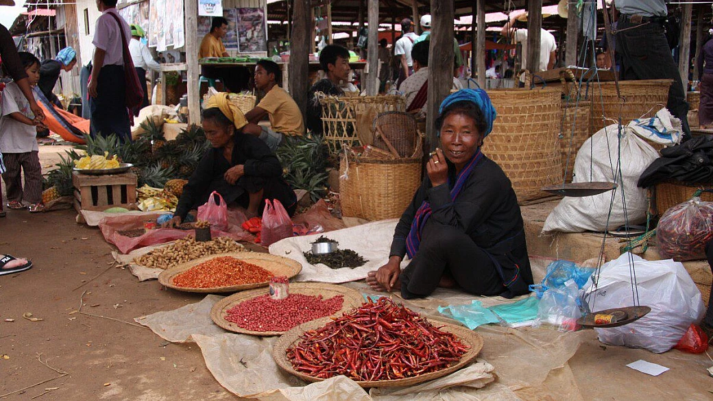 in mountain bike attraversando villaggi in myanmar
