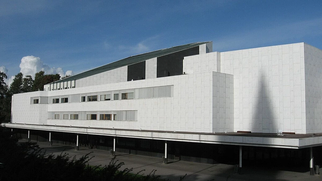 la nazione che sembra costruita ieri