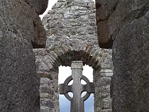 celtic high cross, clonmacnoise, irlanda