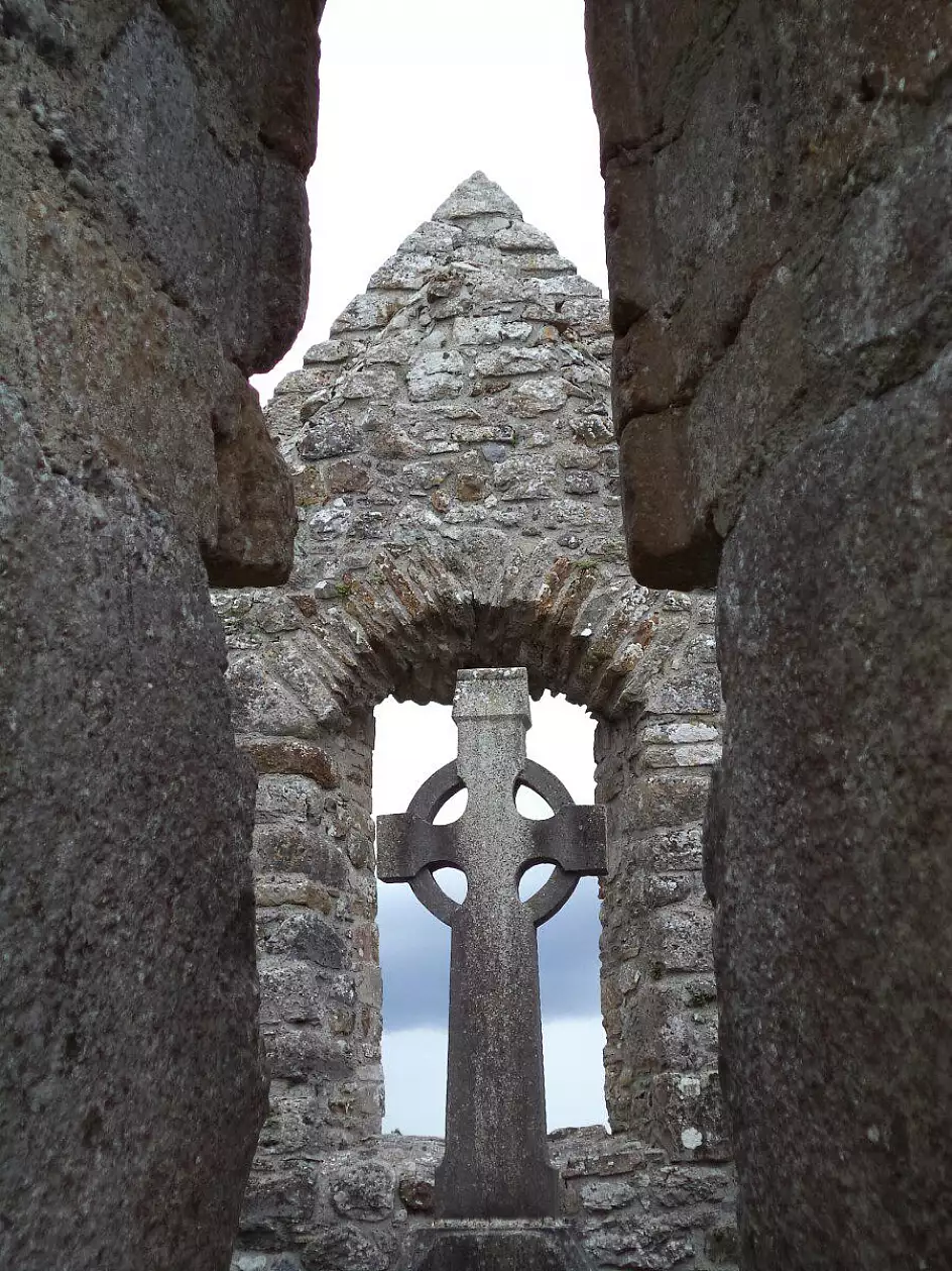 celtic high cross, clonmacnoise, irlanda