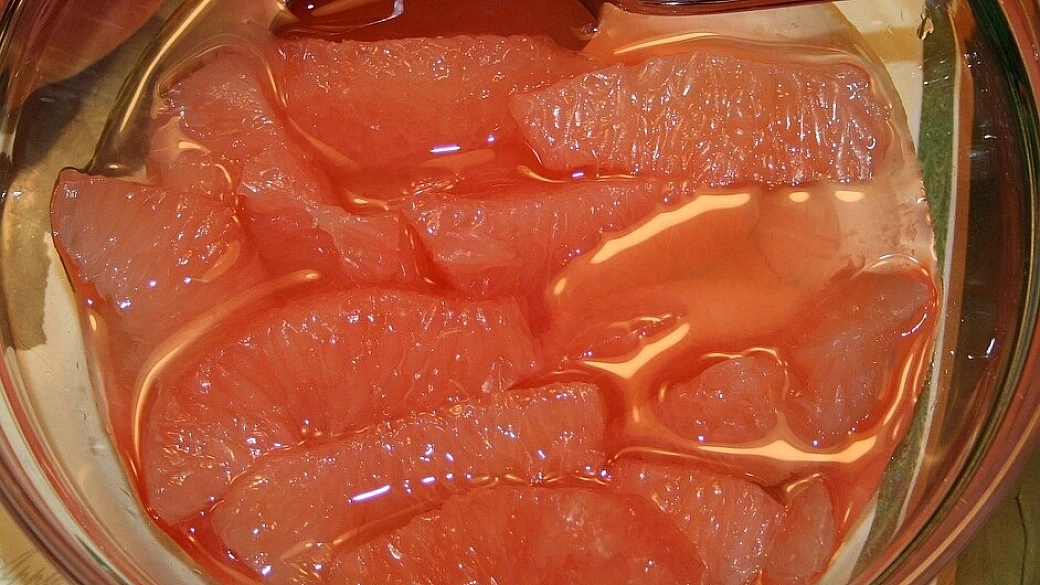 verdure al pompelmo rosa, sarde e pinoli