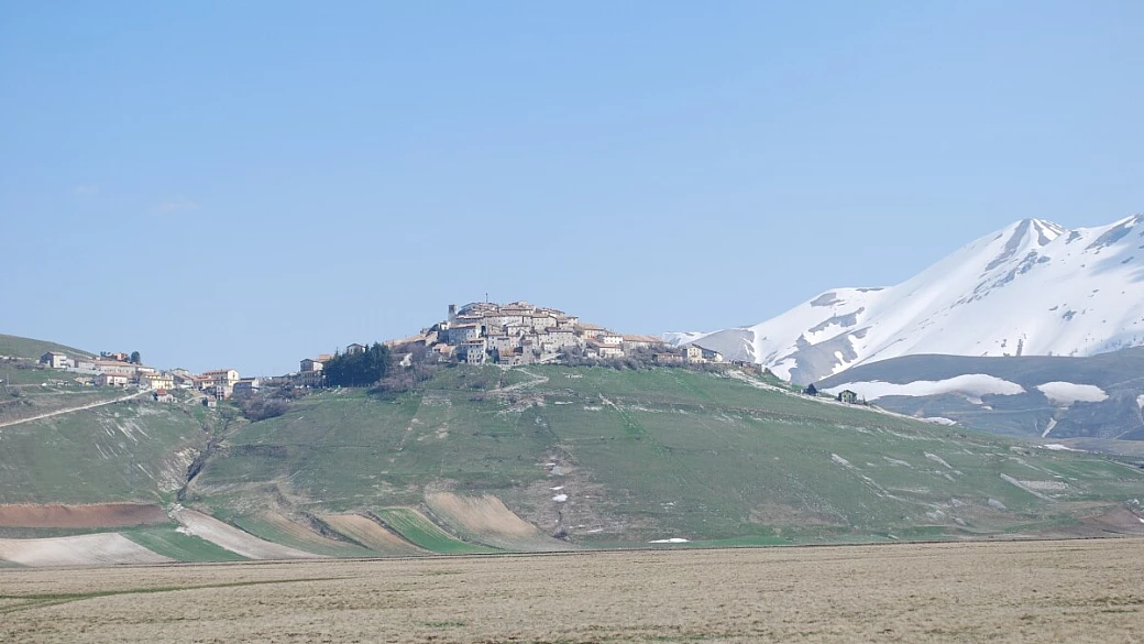 in moto sui monti sibillini